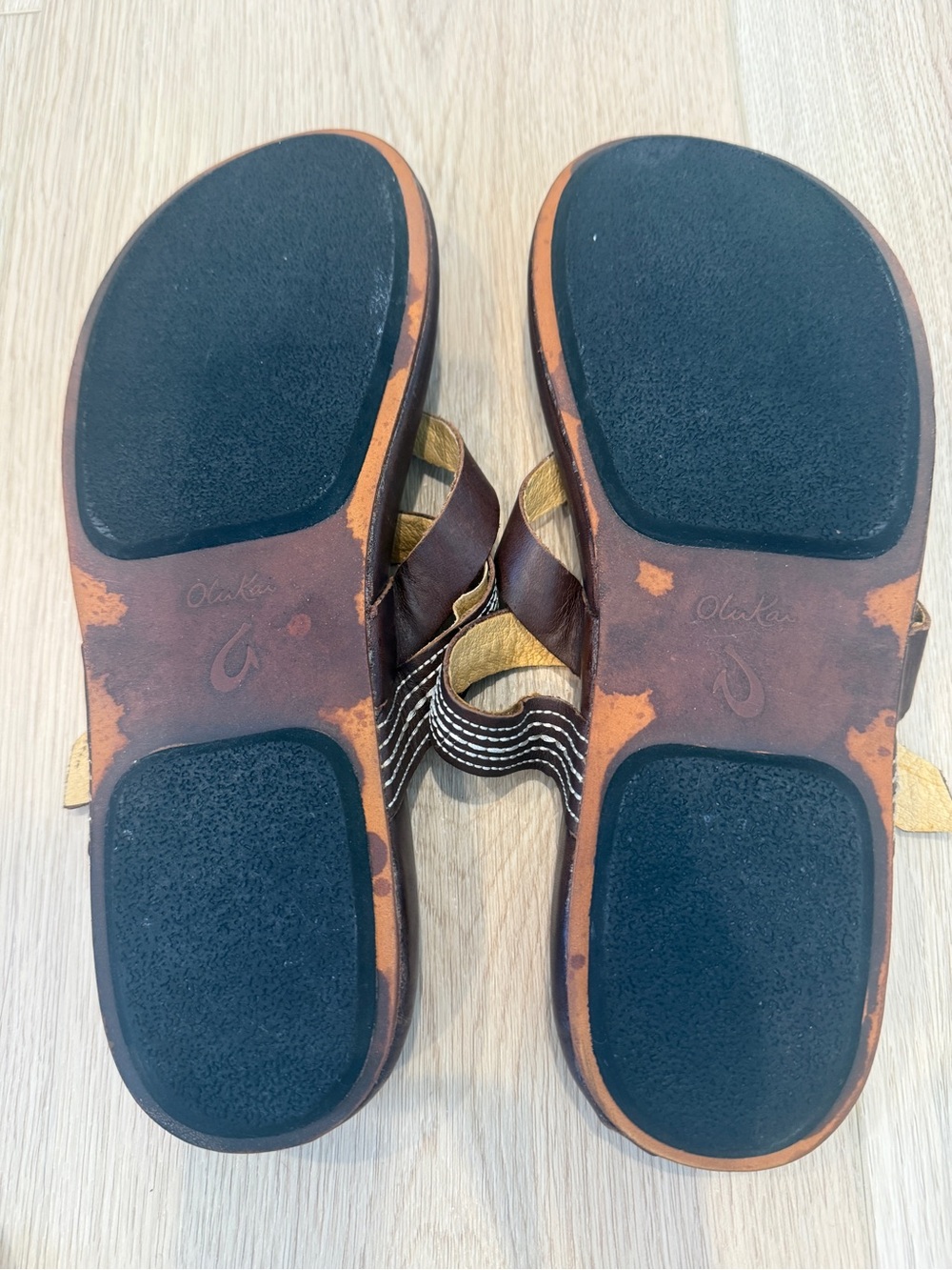 OluKai Brown Leather Thong Sandals with White Stitching Dark Java 8 - Picture 5 of 7